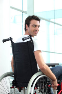 Un joven en silla de ruedas por incapacidad.
